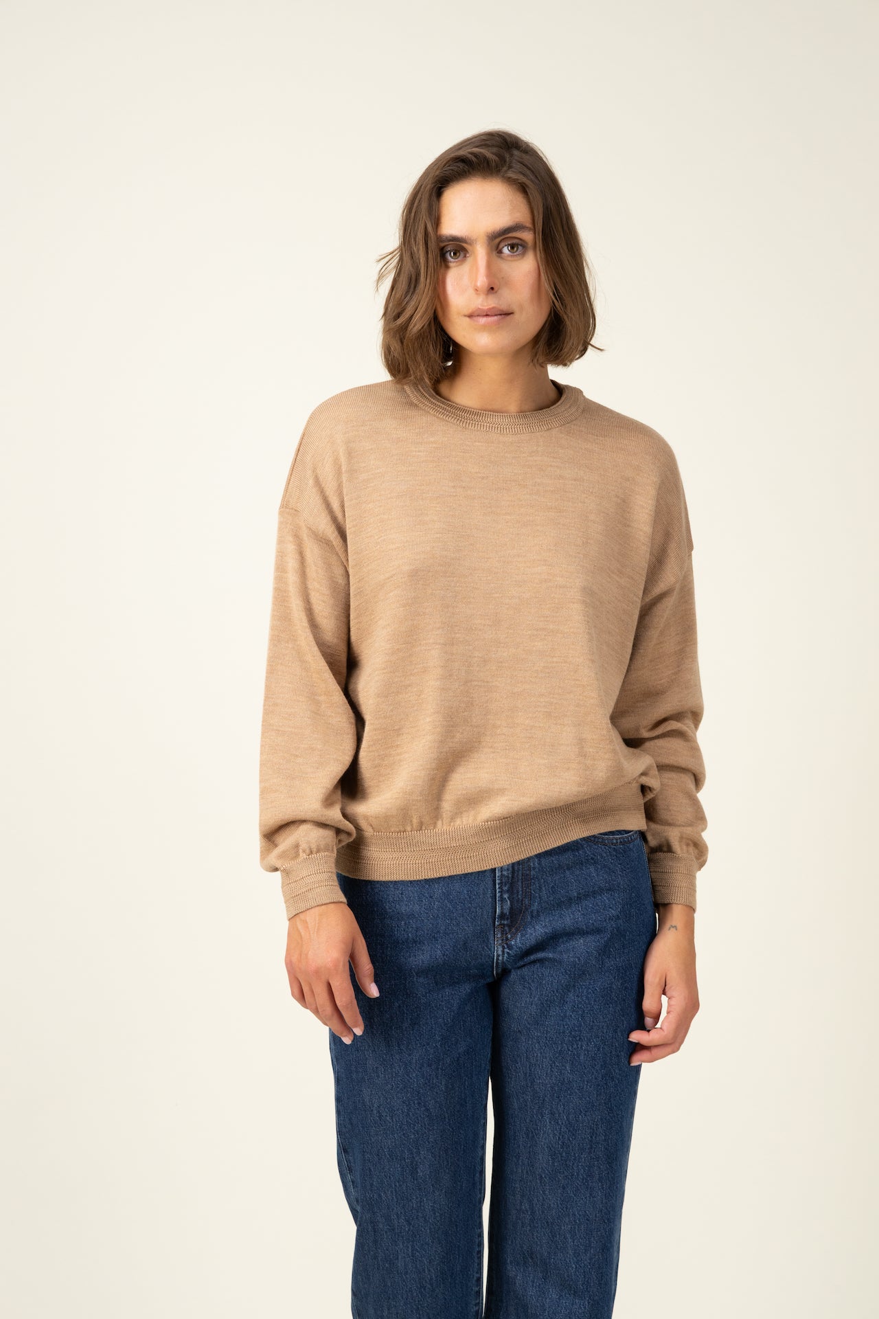 Produit Loucine col rond Camel confectionné par la marque Parisienne Tricots Jean Marc 1972.