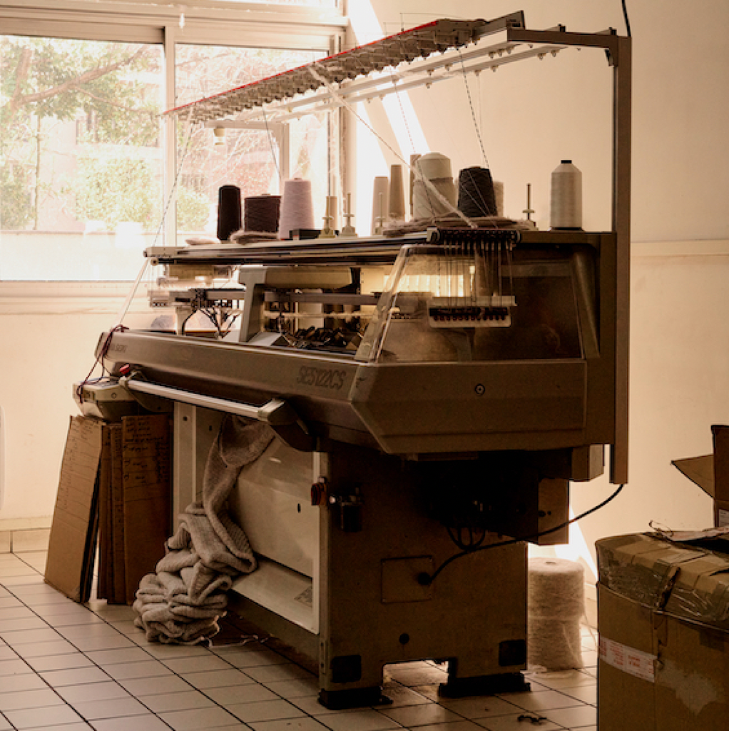Tricotage des panneaux sur une machine