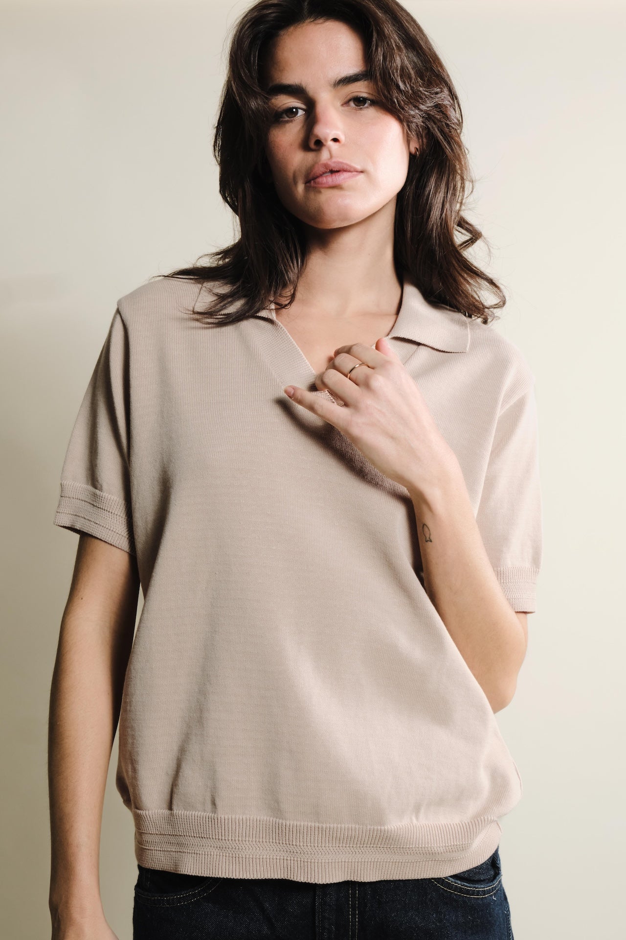 Produit Polo Loucine Beige confectionné par la marque Parisienne Tricots Jean Marc 1972.