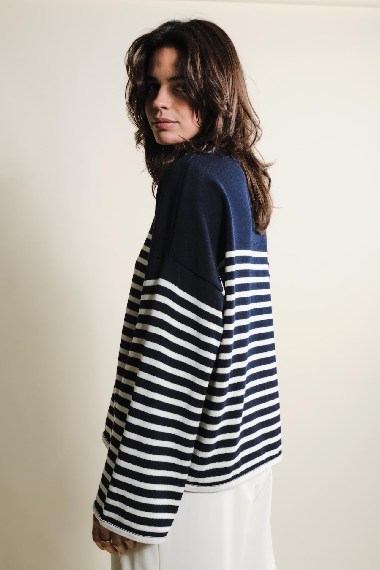 Produit Lori manches longues Marine / Naturel confectionné par la marque Parisienne Tricots Jean Marc 1972.