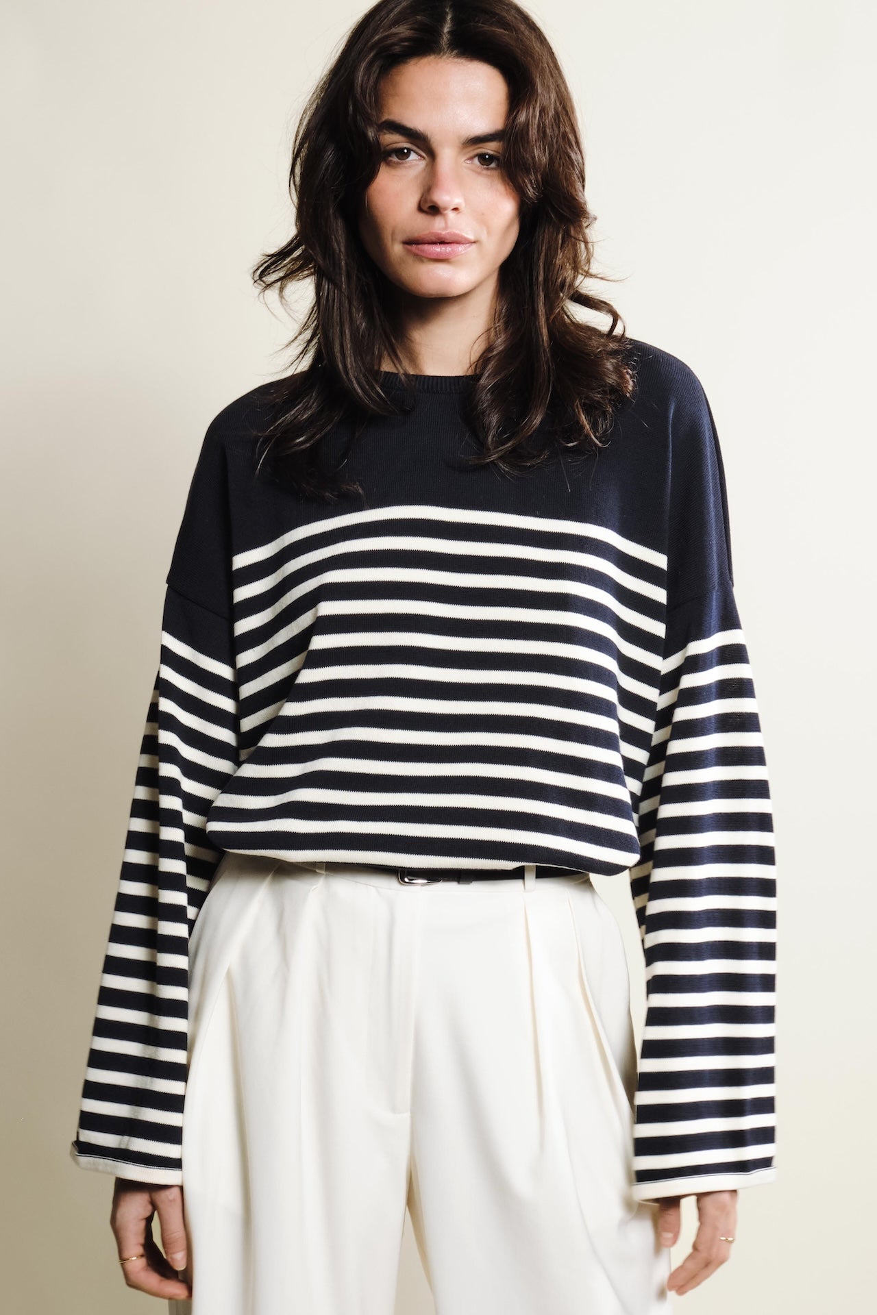 Produit Lori manches longues Marine / Naturel confectionné par la marque Parisienne Tricots Jean Marc 1972.