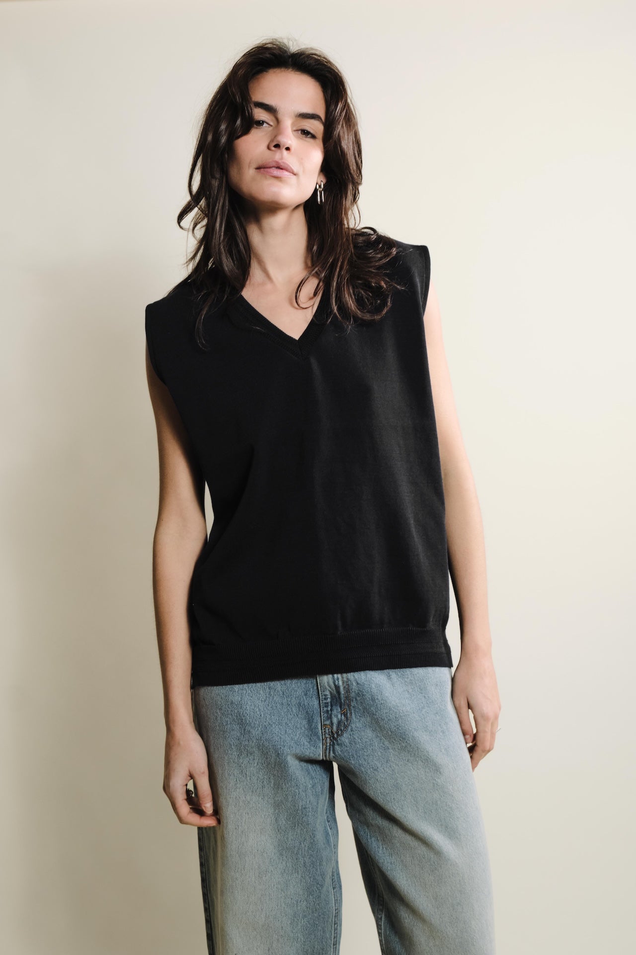 Produit Débardeur Loucine Noir confectionné par la marque Parisienne Tricots Jean Marc 1972.