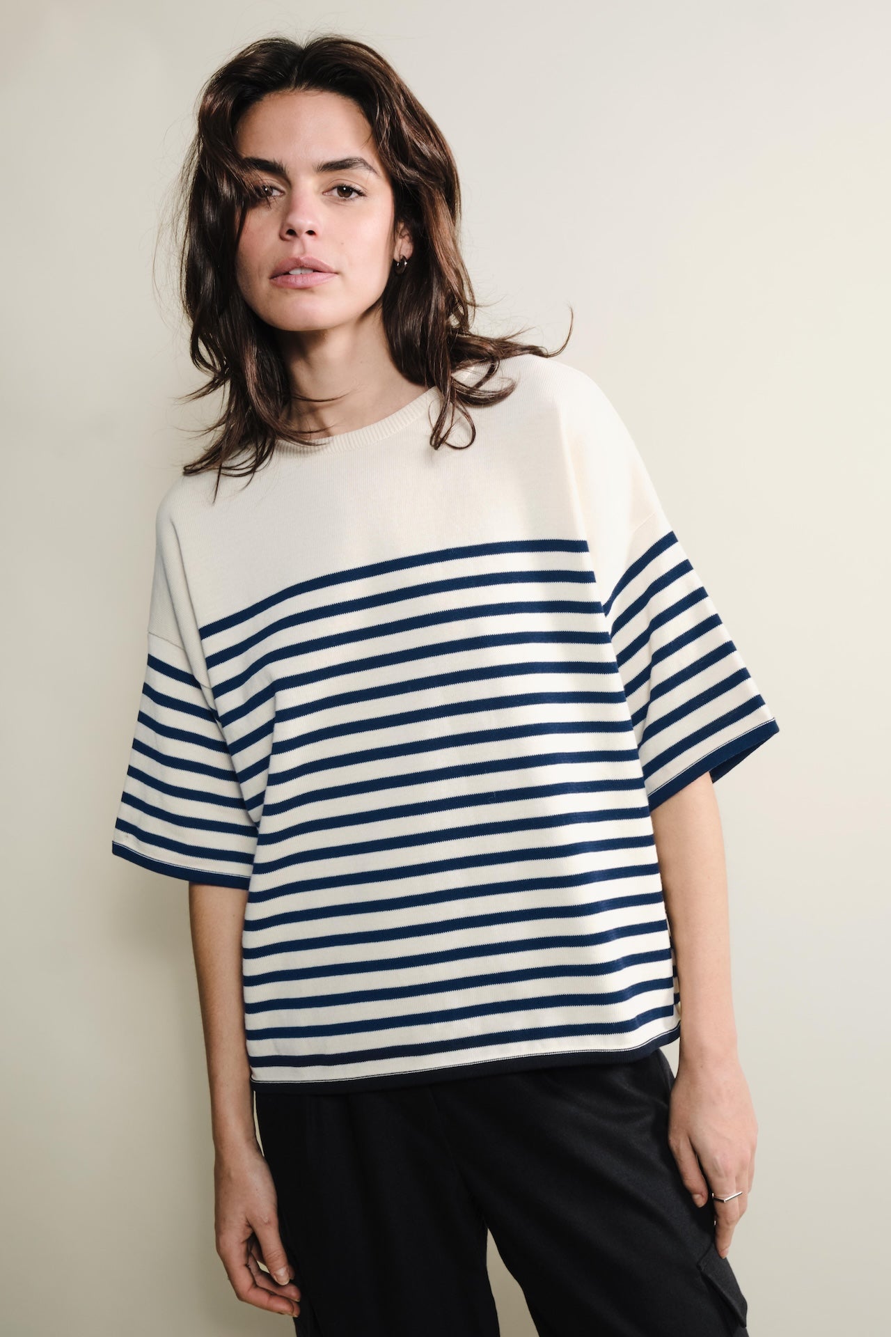 Produit Lori manches courtes Naturel / Marine confectionné par la marque Parisienne Tricots Jean Marc 1972.