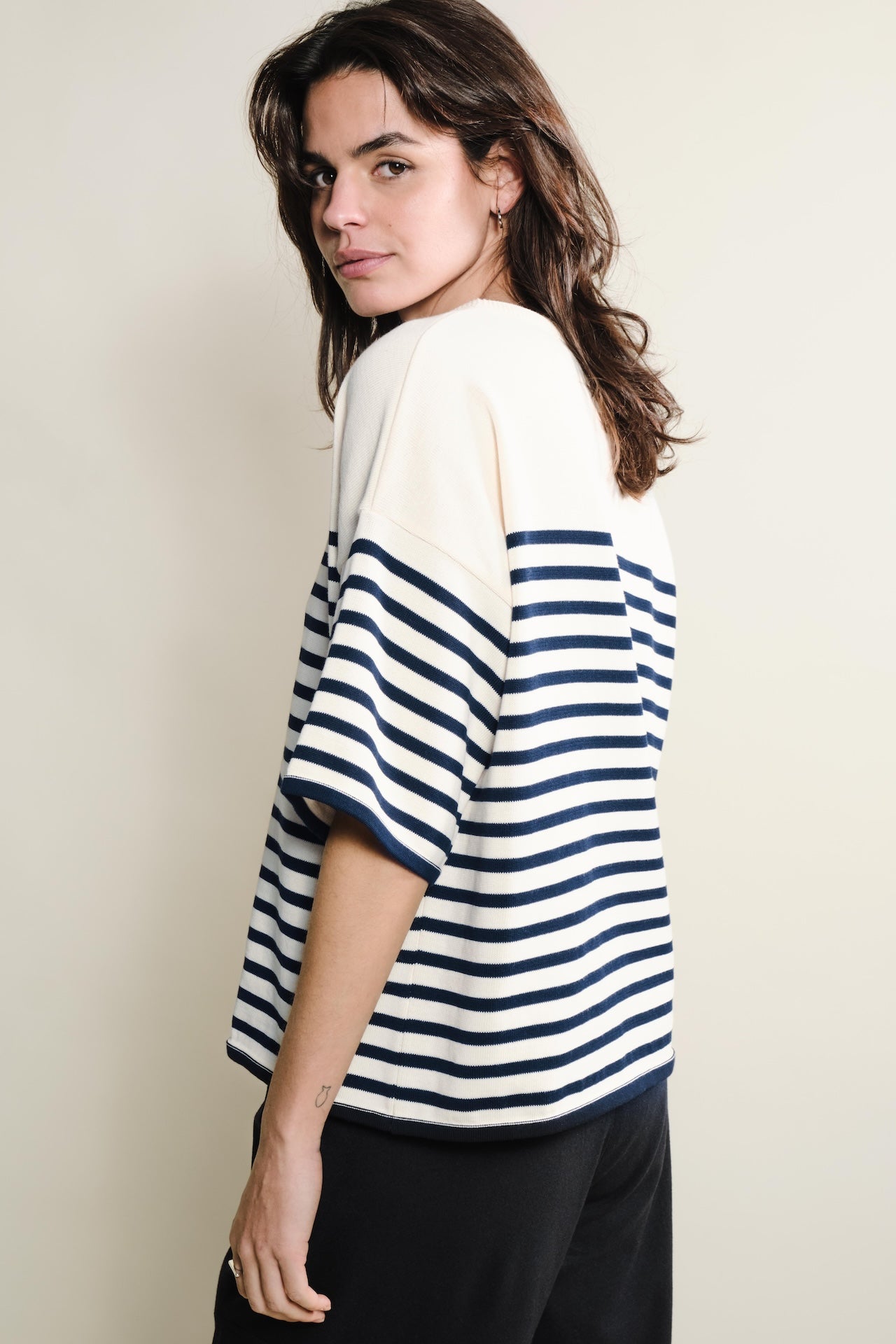 Produit Lori manches courtes Naturel / Marine confectionné par la marque Parisienne Tricots Jean Marc 1972.